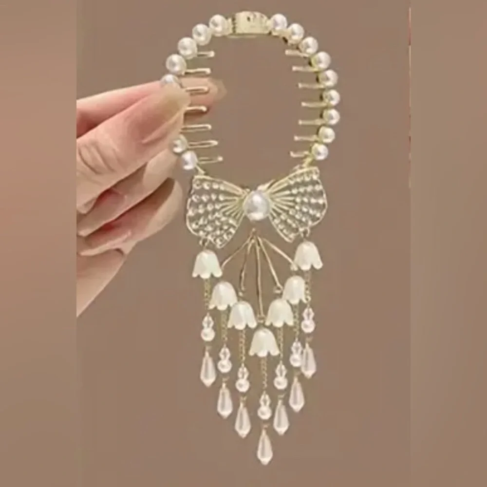 Chic Faux Pearl and Tulip Chandelier Ponytail Clip with Bow Design